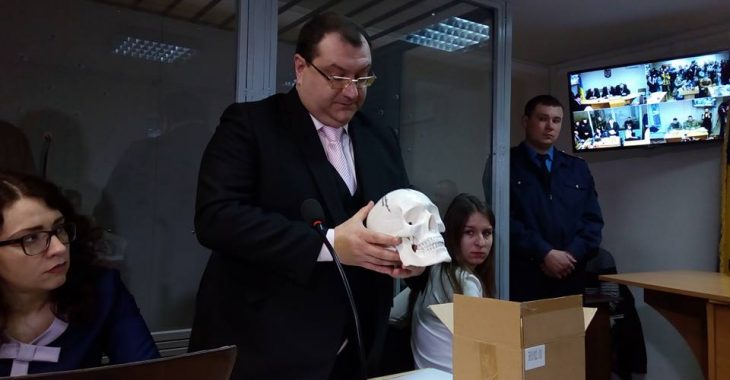 Суд подовжив арешт Єрофєєву та Олександрову, адвокат прийшов з черепом Суд подовжив арешт Єрофєєву та Олександрову, адвокат прийшов з черепом