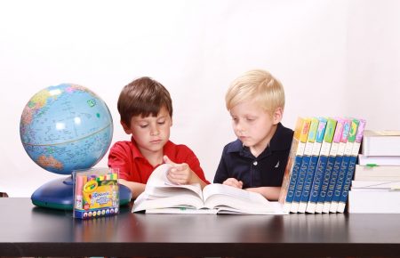 Міністр освіти замість подарунків для неї просить книжки дітям Донбасу