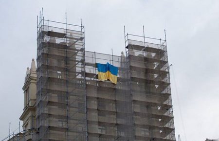 На московской высотке вывесили украинский флаг, активистов задержали