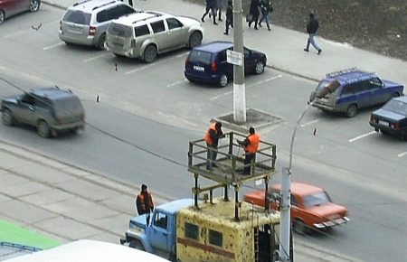 У Луганську на центральній вулиці демотують трамвайні дроти