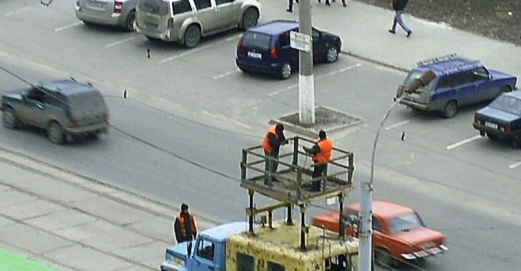 У Луганську на центральній вулиці демотують трамвайні дроти У Луганську на центральній вулиці демотують трамвайні дроти
