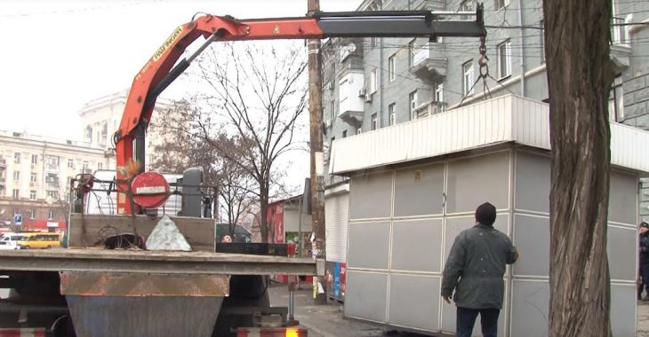 У Дніпропетровську до демонтажу кіосків долучилися їхні власники У Дніпропетровську до демонтажу кіосків долучилися їхні власники