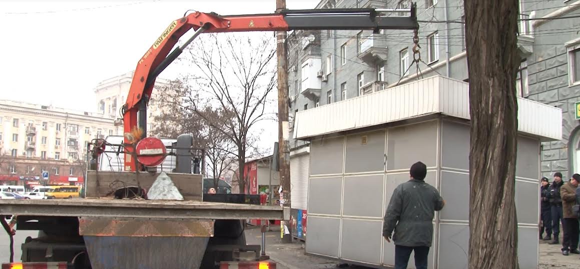 У Дніпропетровську до демонтажу кіосків долучилися їхні власники