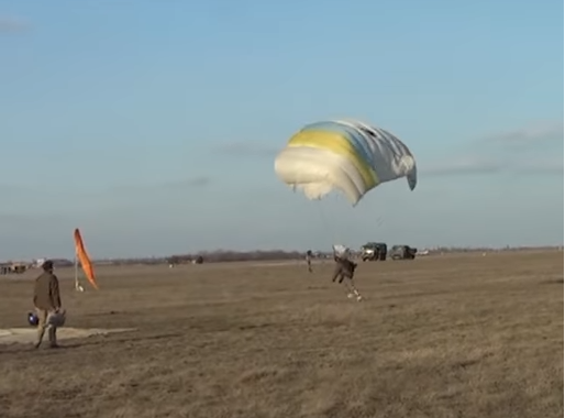 Військове телебачення показало тренування льотчиків та десантників Військове телебачення показало тренування льотчиків та десантників