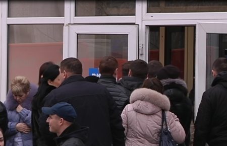 У Дніпропетровську зібралася черга людей,  щоб здати кров для бійців