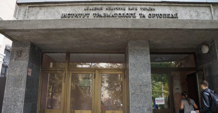 Науковці вимагають повернення будівлi шпиталю, яку займає колишній орендар Науковці вимагають повернення будівлi шпиталю, яку займає колишній орендар