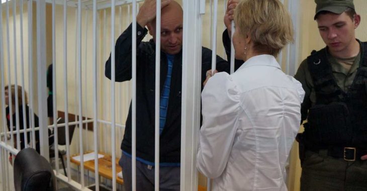 Суд відпустив на поруки росіянина і бійця АТО у справі заворушень під ВР Суд відпустив на поруки росіянина і бійця АТО у справі заворушень під ВР