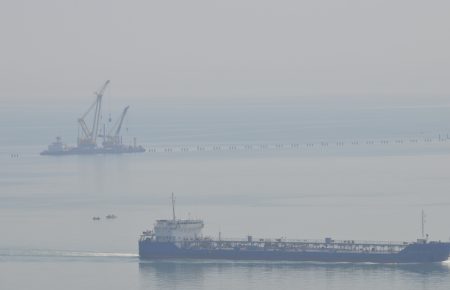 В районе Керченского пролива начали возводить рабочие мосты (фото)