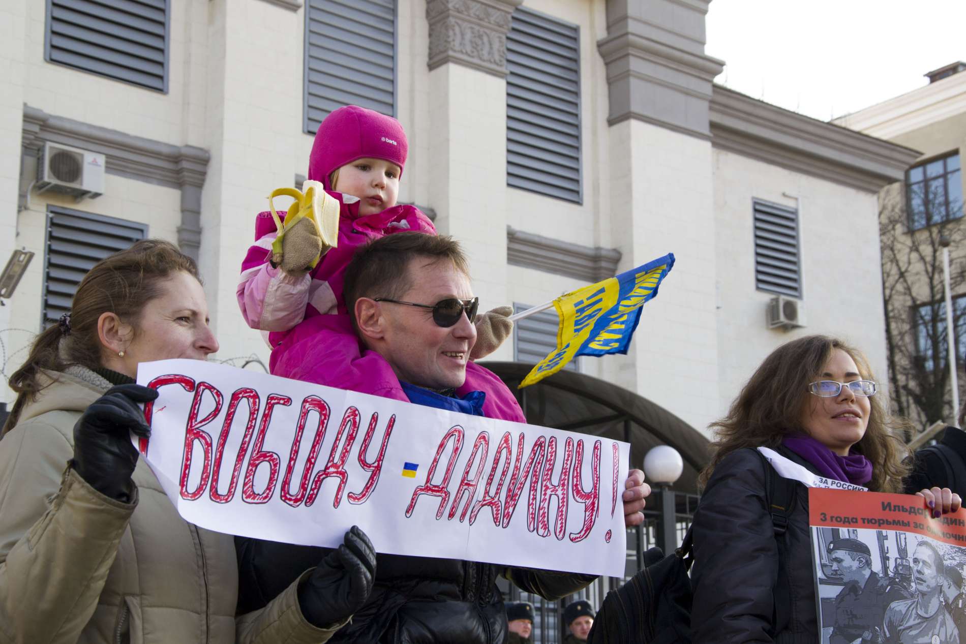 Активисты у российского посольства требовали освободить Ильдара Дадина
