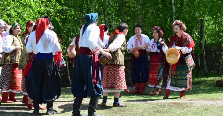 У Києві відтворили обряд «обливаного понеділка» та пригадали його значення У Києві відтворили обряд «обливаного понеділка» та пригадали його значення