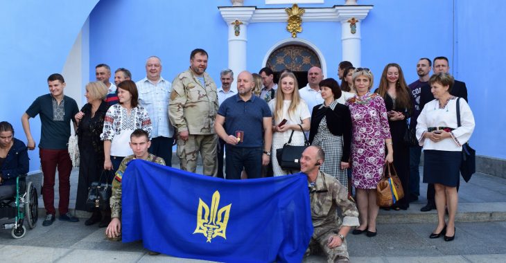 Бійцям і волонтерам ОУН - ВСУ вручили медалі «За жертовність і любов до України» Бійцям і волонтерам ОУН - ВСУ вручили медалі «За жертовність і любов до України»