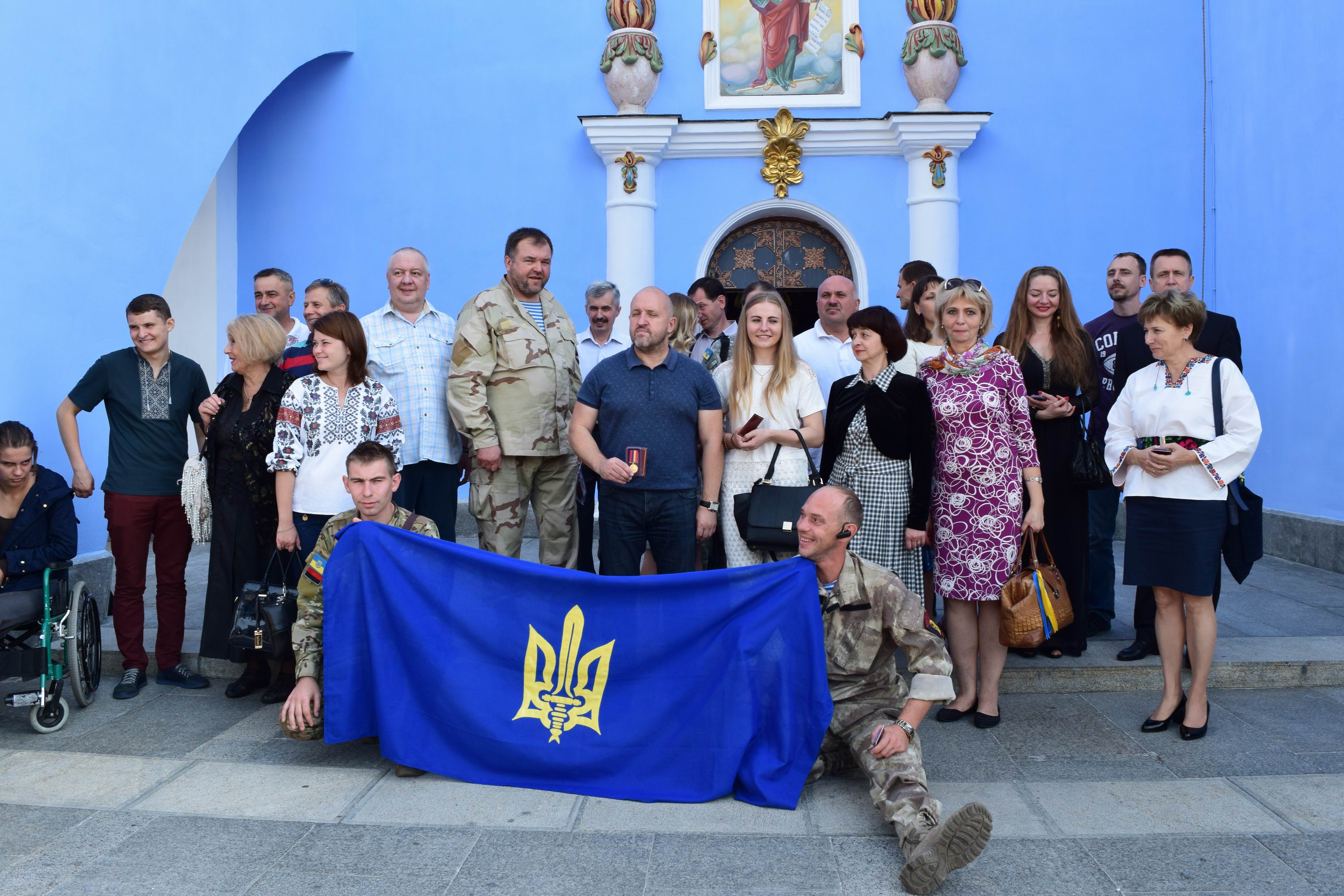 Бійцям і волонтерам ОУН - ВСУ вручили медалі «За жертовність і любов до України»