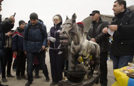 У Запоріжжі презентували скульптуру коня з головою міністра МЗС Росії