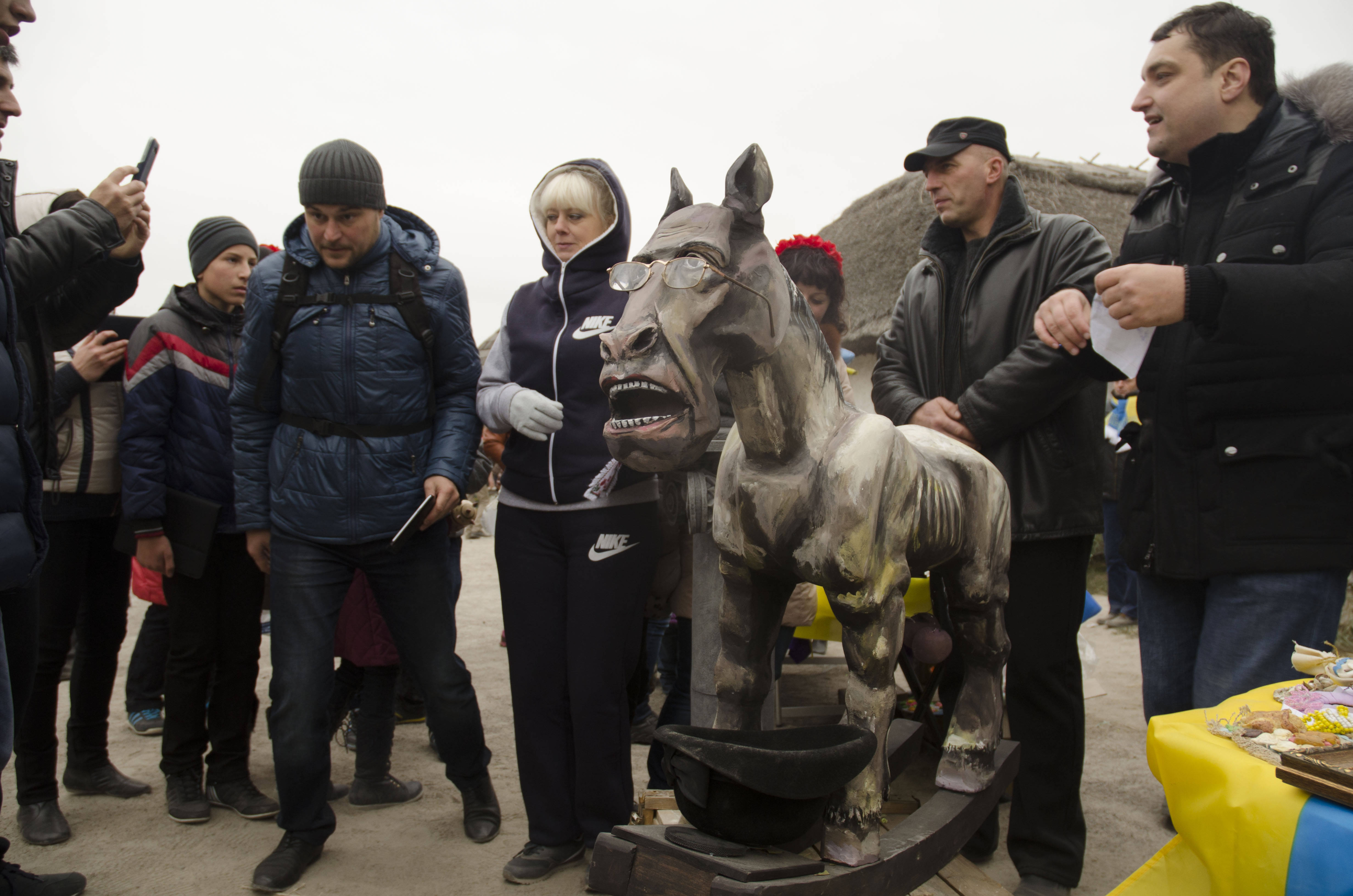 У Запоріжжі презентували скульптуру коня з головою міністра МЗС Росії
