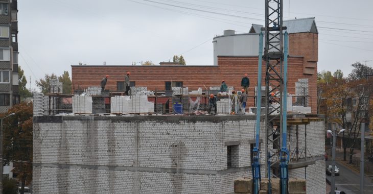 В Києві невідомі зводять незаконну забудову — жителі фізично зупиняють техніку В Києві невідомі зводять незаконну забудову — жителі фізично зупиняють техніку