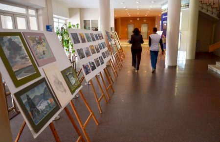 У Дніпрі відкрилася виставка картин, створених бійцями АТО на лікарняних ліжках