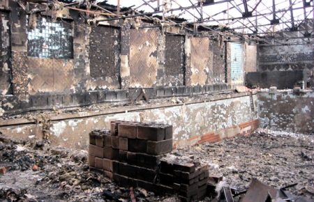 Из-за пожара на складе боевиков под Ровеньками сгорел спорткомплекс