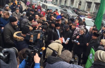 Російські далекобійники протестують під стінами адміністрації президента