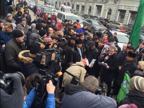 Російські далекобійники протестують під стінами адміністрації президента Російські далекобійники протестують під стінами адміністрації президента
