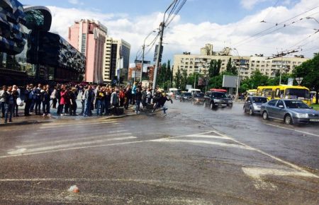 У Києві прорвало трубу з гарячою водою, під струмінь потрапили люди на зупинці