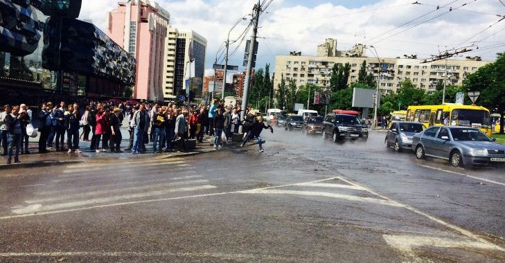 У Києві прорвало трубу з гарячою водою, під струмінь потрапили люди на зупинці У Києві прорвало трубу з гарячою водою, під струмінь потрапили люди на зупинці