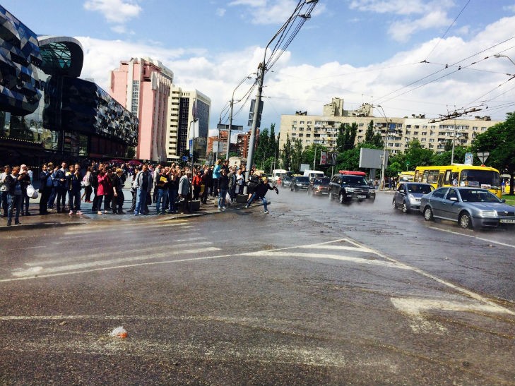 У Києві прорвало трубу з гарячою водою, під струмінь потрапили люди на зупинці
