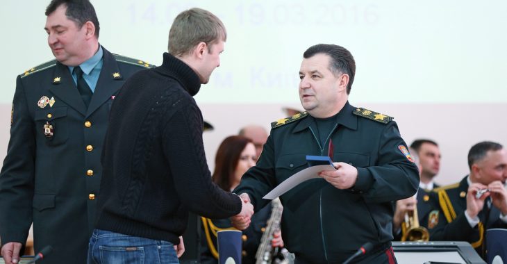 Степан Полторак нагородив державними відзнаками 19 волонтерів Степан Полторак нагородив державними відзнаками 19 волонтерів