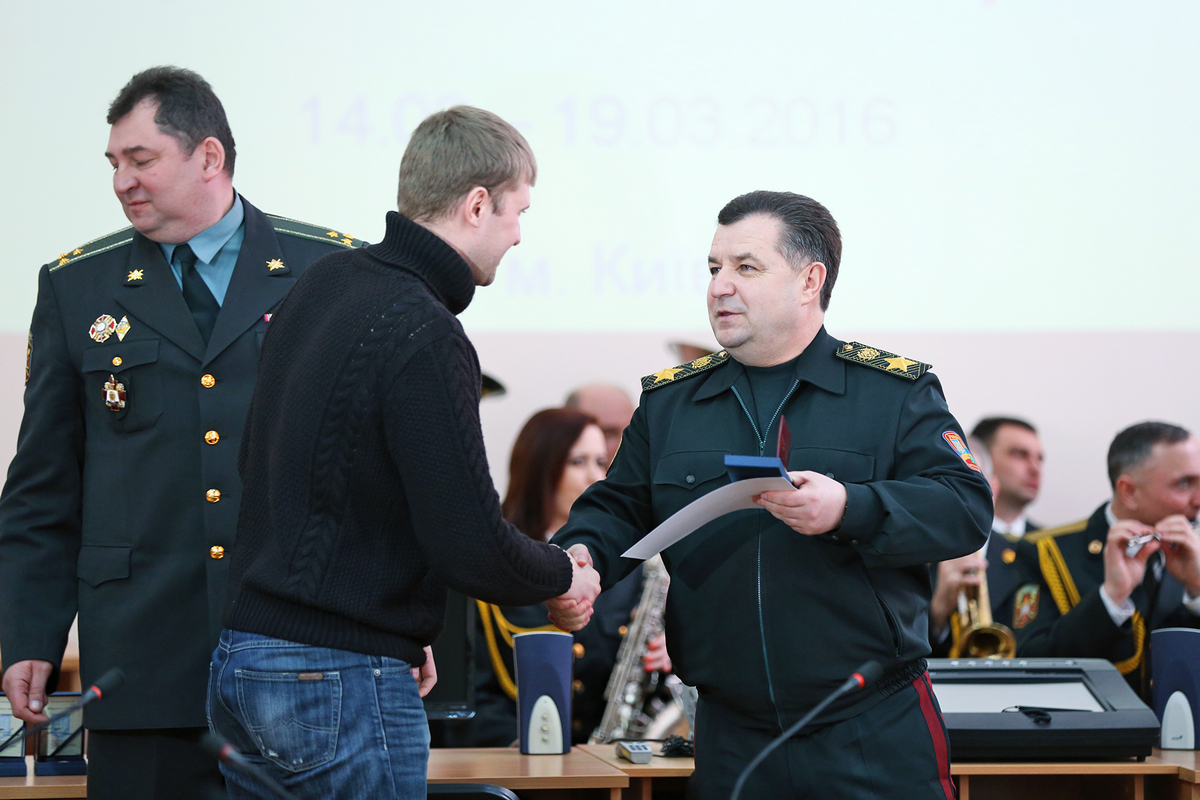 Степан Полторак нагородив державними відзнаками 19 волонтерів