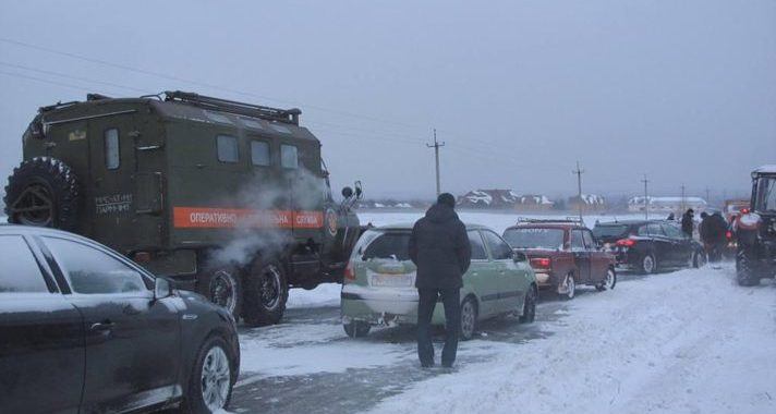 Рятувальники радять водіям брати в дорогу пісок, лопату та свічки Рятувальники радять водіям брати в дорогу пісок, лопату та свічки