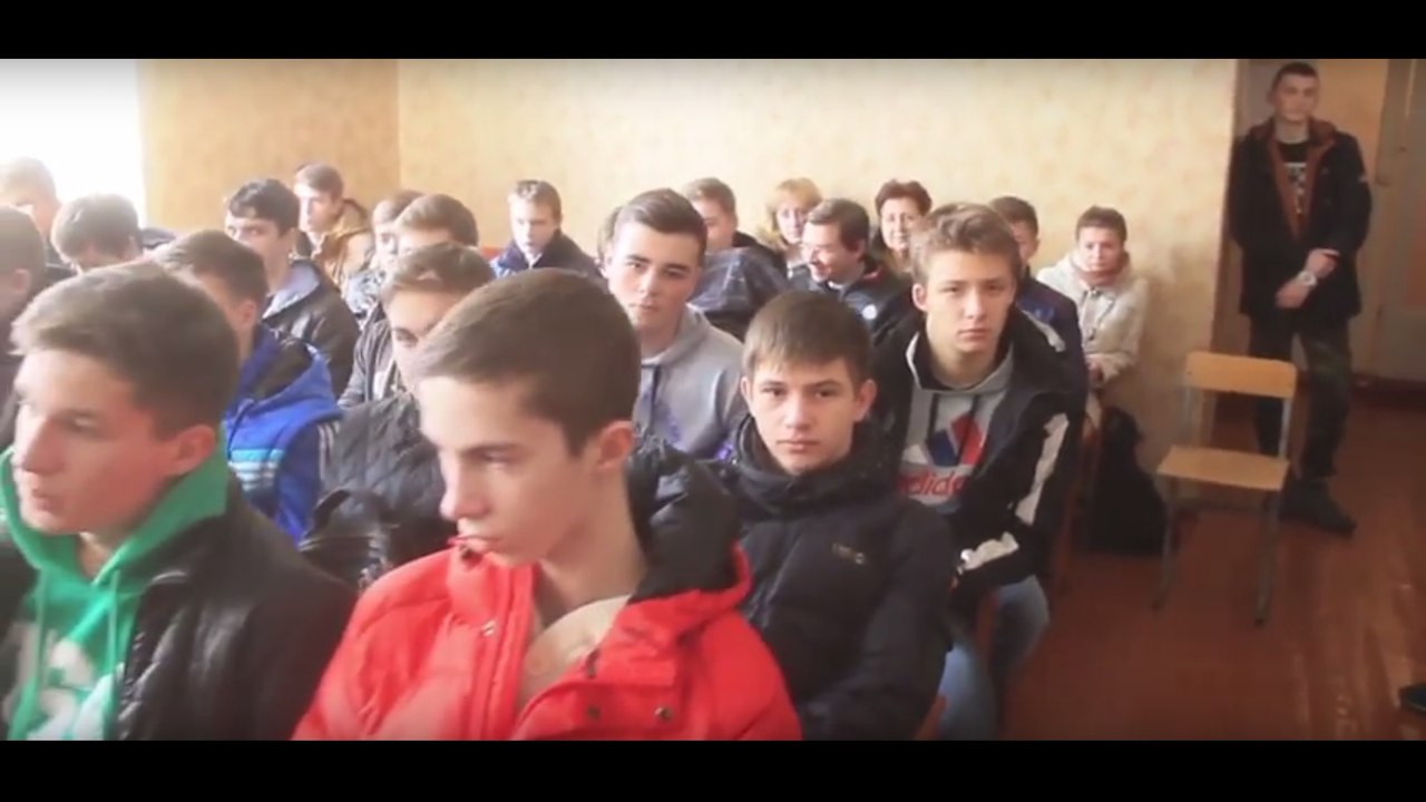 В Антраците «казаки» дают «уроки мужества» для старшеклассников