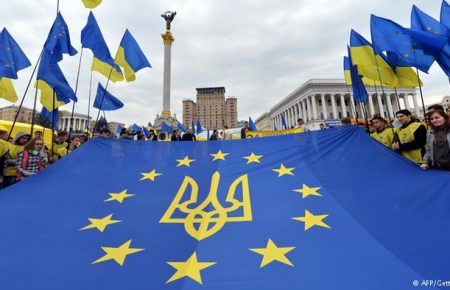 Чи потрібні партійні прапори на Євромайдані?