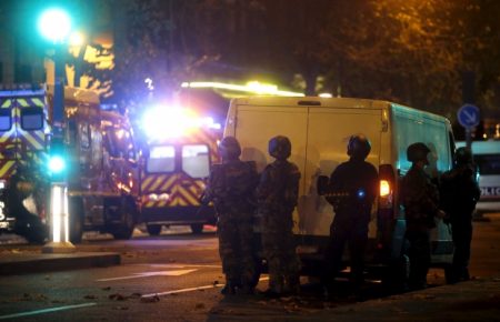 У Парижі — серія терактів, десятки людей убито, десятки захоплені в заручники