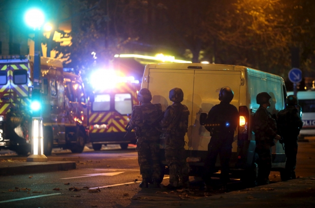 У Парижі — серія терактів, десятки людей убито, десятки захоплені в заручники
