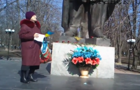 «Я на своїй Богом даній землі» — жінка у Луганську біля пам'ятника Шевченку