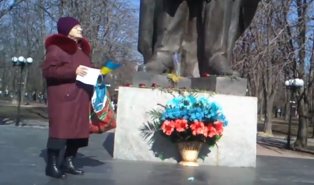 «Я на своїй Богом даній землі» — жінка у Луганську біля пам'ятника Шевченку «Я на своїй Богом даній землі» — жінка у Луганську біля пам'ятника Шевченку