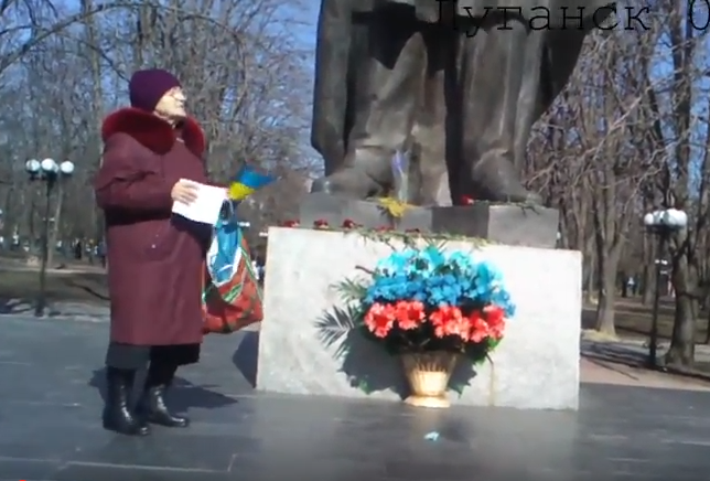 «Я на своїй Богом даній землі» — жінка у Луганську біля пам'ятника Шевченку