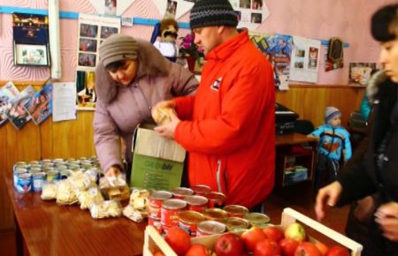 Мешканцям села Павлопіль роздавали продукти під обстрілами
