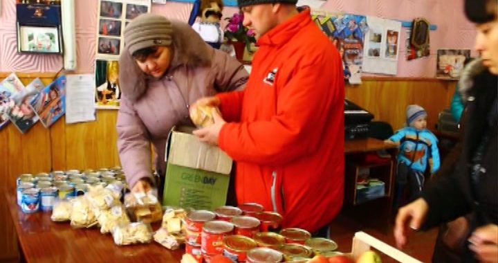 Мешканцям села Павлопіль роздавали продукти під обстрілами Мешканцям села Павлопіль роздавали продукти під обстрілами
