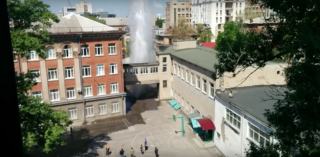 У харківській школі прорвало трубу: б’є фонтан у шість поверхів — відео