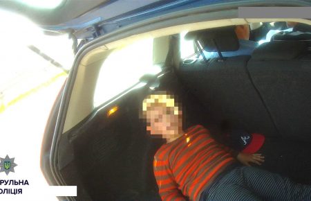 Патрульні Києва зупинили автомобіль з дитиною у багажнику
