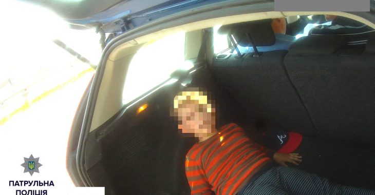 Патрульні Києва зупинили автомобіль з дитиною у багажнику Патрульні Києва зупинили автомобіль з дитиною у багажнику
