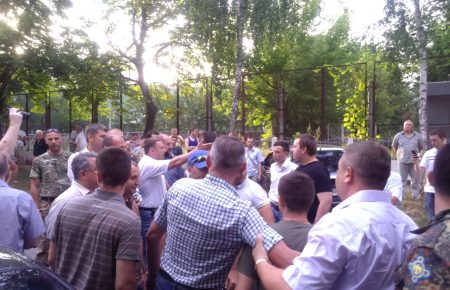 Біля виборчої дільниці у Чернігові збираються бійці добровольчих батальйонів