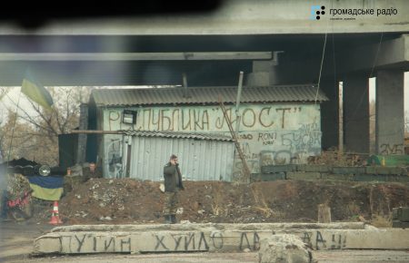У Пісках не розуміють, чому Україна замовчує про обстріли бойовиками — фоторепортаж