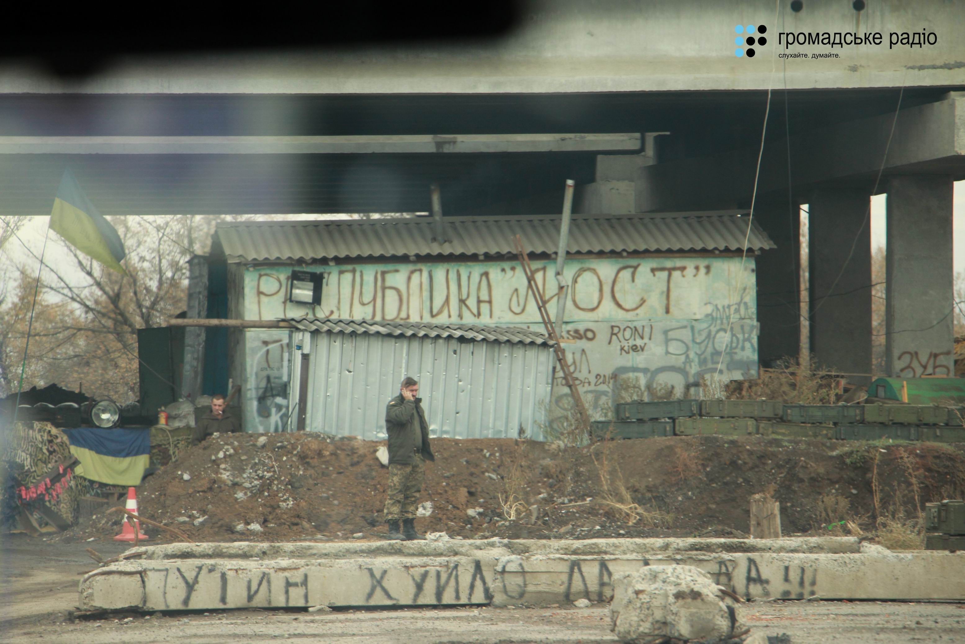У Пісках не розуміють, чому Україна замовчує про обстріли бойовиками — фоторепортаж