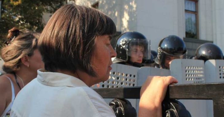 Журналісти зафіксували під Радою роздачу грошей учасникам мітингу Журналісти зафіксували під Радою роздачу грошей учасникам мітингу