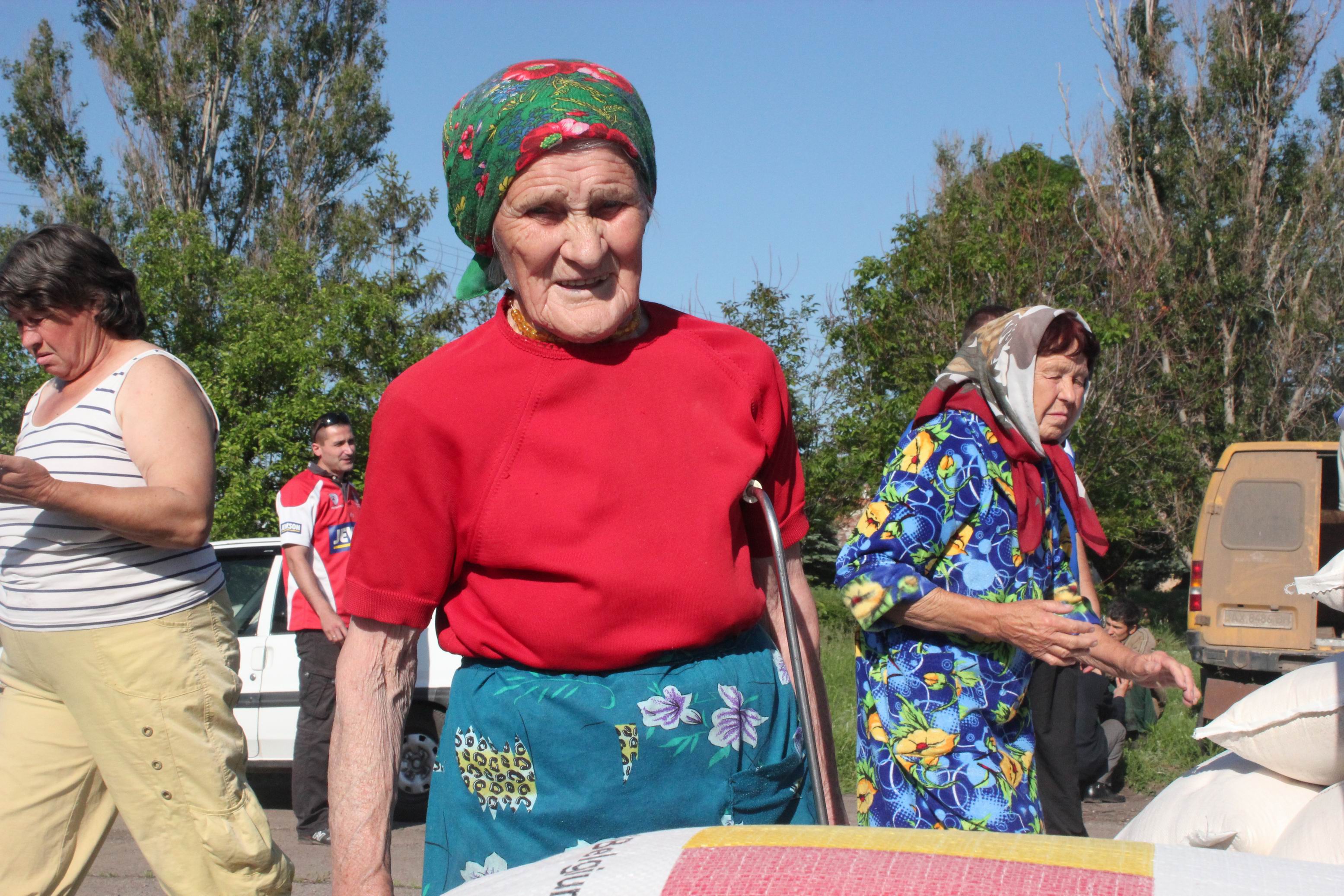«Красный Крест» раздавал полупустые ящики с гумпомощью жителям Донбасса