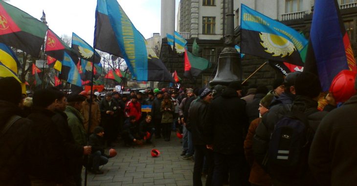 У Києві півтисячі шахтарів вимагають зарплат: «Уряд у шахту!» У Києві півтисячі шахтарів вимагають зарплат: «Уряд у шахту!»