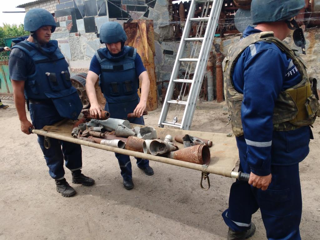 У Мелітополі рятувальники розібрали приватний паркан з сотні боєприпасів