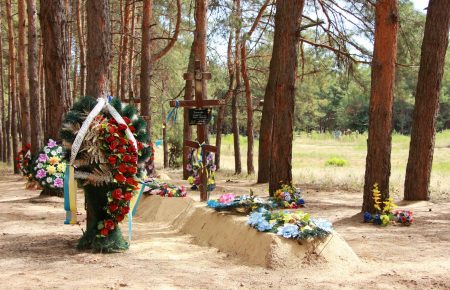У Старобільську волонтери доглядають могили тимчасово невідомих героїв
