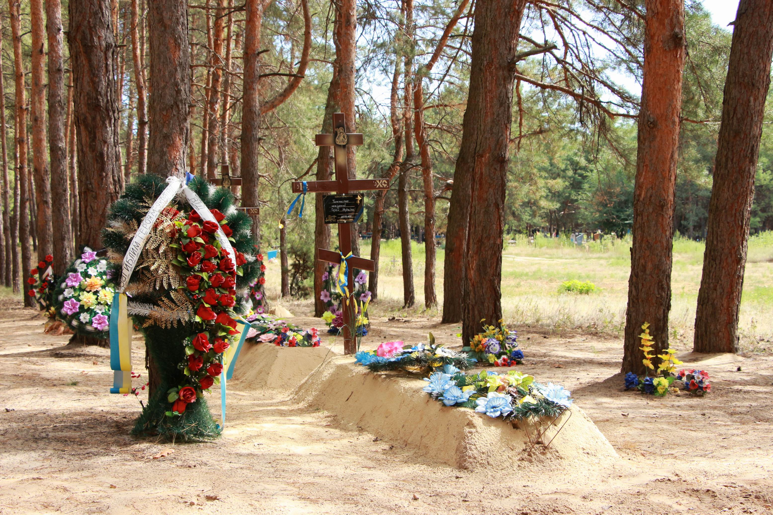 У Старобільську волонтери доглядають могили тимчасово невідомих героїв